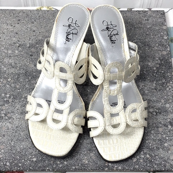 🦚 LIFE STRIDE ‘Swirl’ White Pale Croc Printed Block Kitten Heel Sandals - Picture 1 of 8